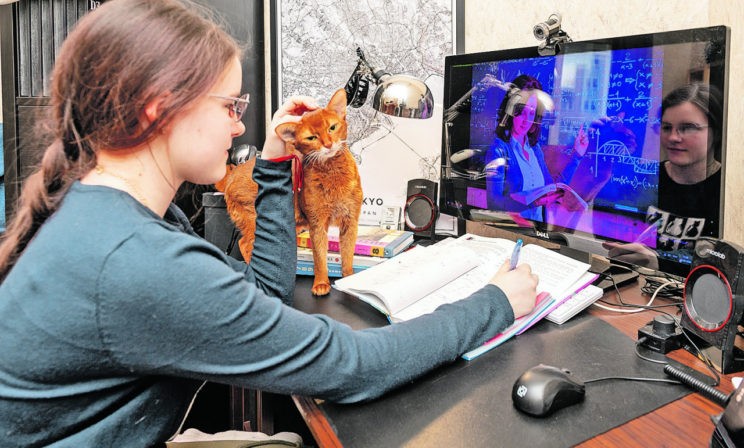 Опять дистант! Врачи, педагог и рекрутер — о том, каким он будет для старших школьников Москвы