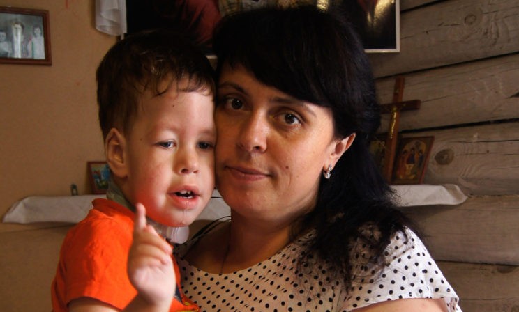 Врачи сказали о младенце: «Не жилец». Но Тихон выжил — его спасли мамина любовь и лошади