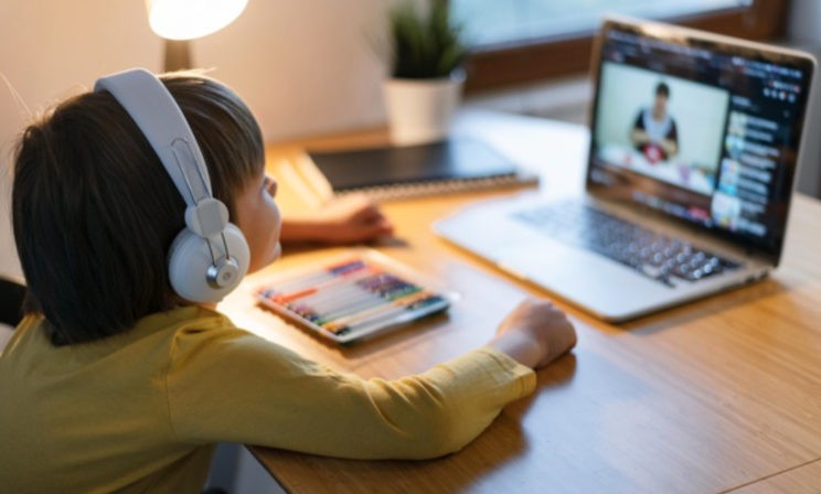 «Папа работает на скорой, а мама — в ковидном госпитале». В Башкирии студенты помогут детям медиков с уроками