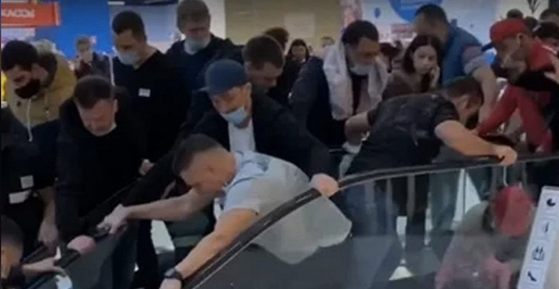 В Сочи двухлетней девочке придавило руку эскалатором. Как посетители торгового центра пытались ей помочь