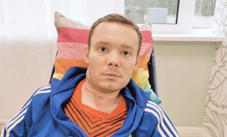 Женя нырнул в реку, ударился о дно и теперь парализован. Ему нужна реабилитация, но она стоит дорого