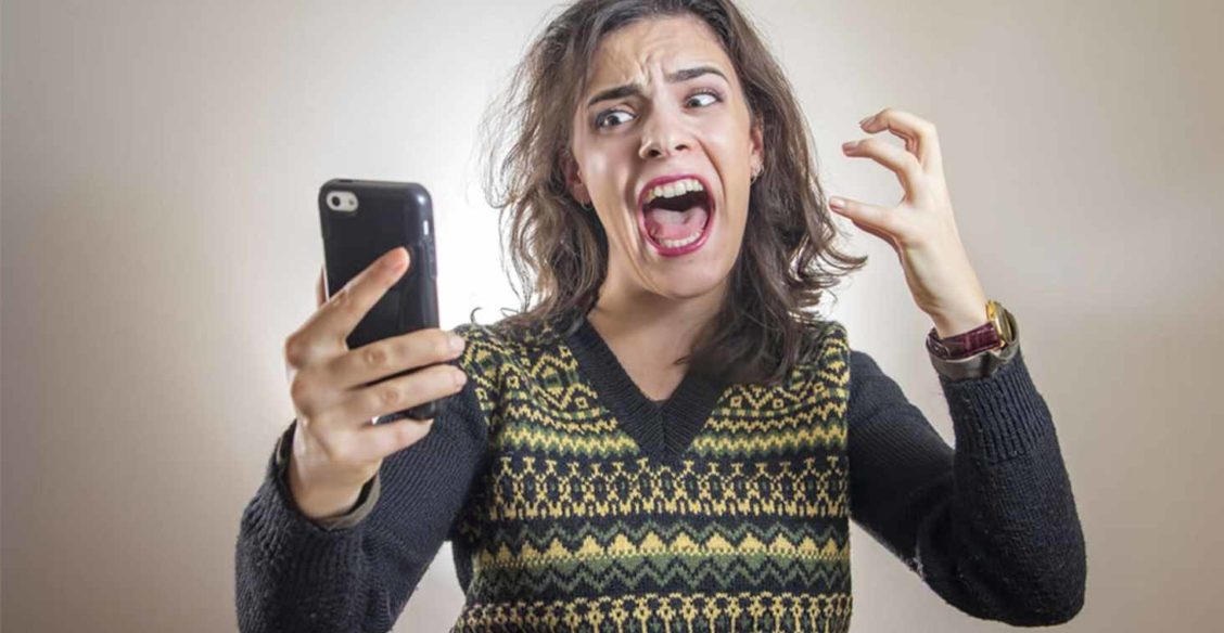 Конфликт между родителями закончился трагедией. Почему в школьных чатах люди ведут себя агрессивно