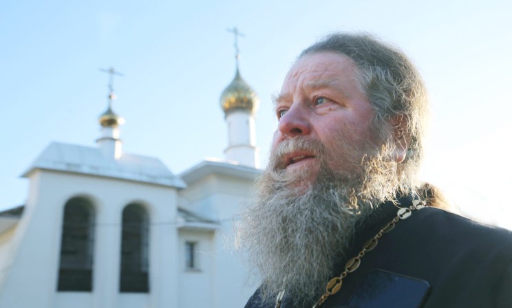 «Пьяные слезы — покаялась, а завтра все забыла». Что знает о «последней рюмке» священник и врач-психиатр