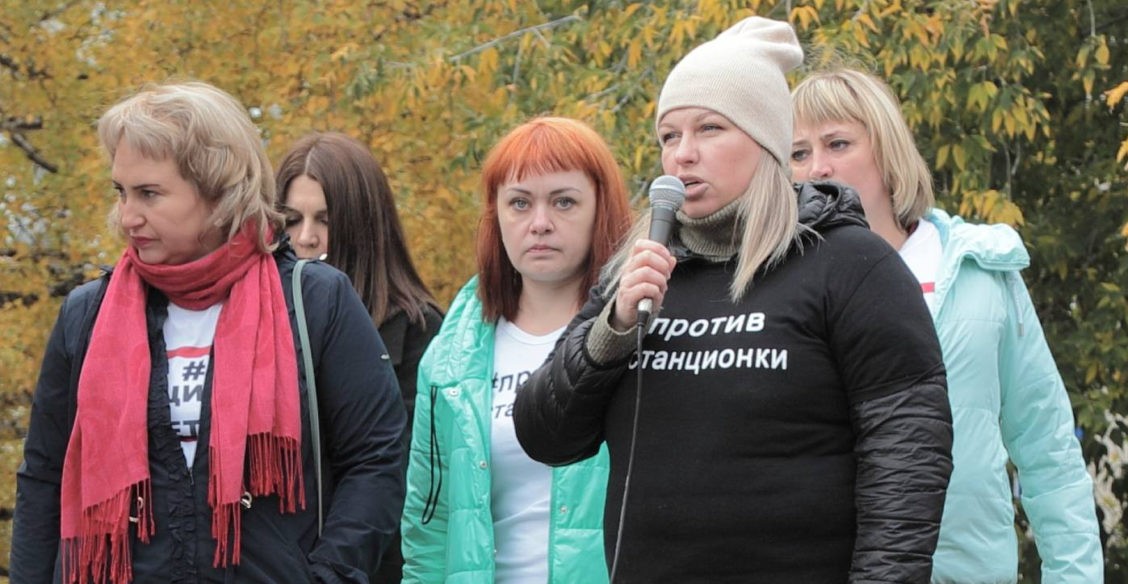 «Кто все эти люди против?» Почему родители XXI века верят в теории заговора