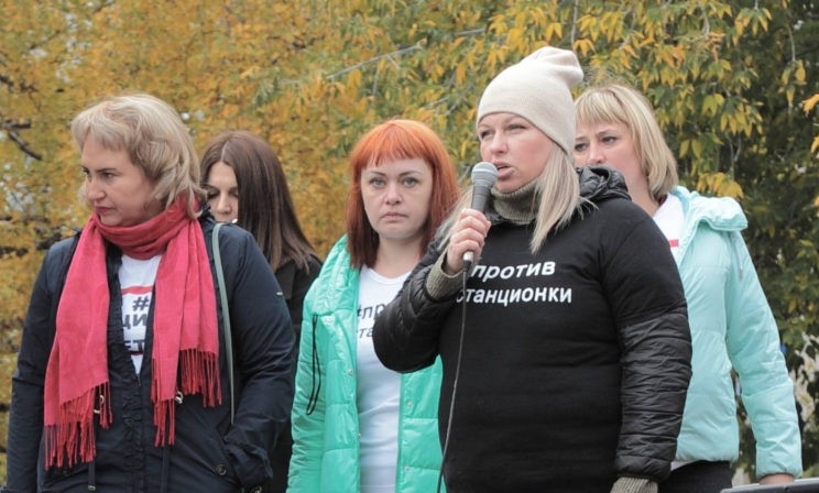 «Кто все эти люди против?» Почему родители XXI века верят в теории заговора