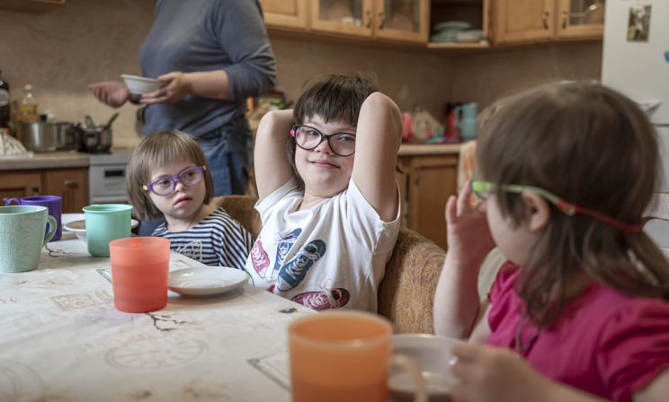 «Мальчик или девочка? — Синдром Дауна!» После шестой дочери семья приняла еще троих детей с этим диагнозом