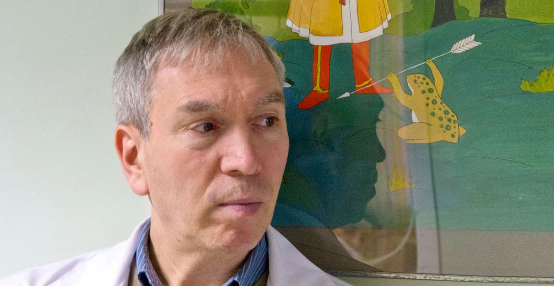 «Врач говорит, какой сделать надрез, а я перевожу». Зачем детям с ожогами нужен медицинский переводчик