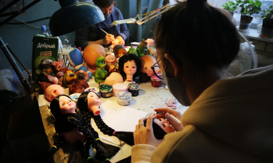 Фабрика в Иваново где делают куклы. Расписных кукол попросили сделать для магазина игрушек в Париже.. Кукла стала игр