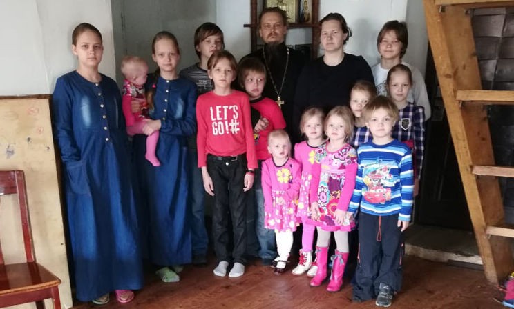 «Вы что, не видите, куда дети бегут, — домой!» Как живет многодетная семья сельского священника во время пандемии