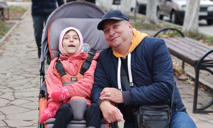 «В детдоме она не будет ни дня!» Как живут отец-одиночка и его дочь с ДЦП