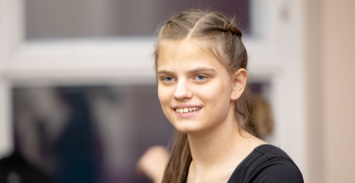 Танец — танго, характер — Кармен. Как 14-летняя Полина Мухортова с аутизмом стала моделью