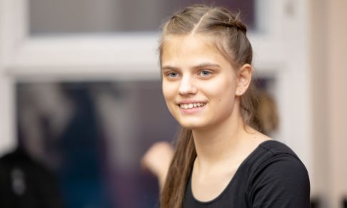 Танец — танго, характер — Кармен. Как 14-летняя Полина Мухортова с аутизмом стала моделью