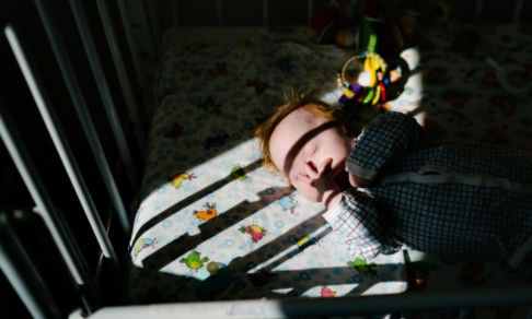 «В больнице малыш прятал сандалики под подушку». Как работают няни для отказников