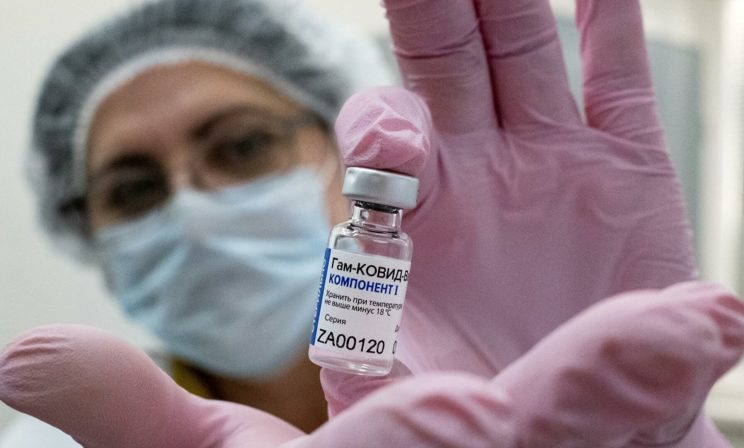 Укороченный иммунитет. Что будет, если вакцины «Спутник V» на всех не хватит
