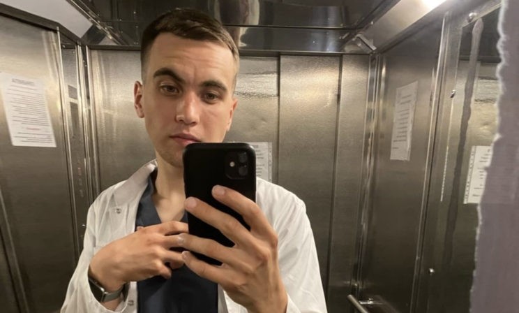 Медбрат из «красной зоны» завел TikTok. Он рассказывает о работе и танцует, когда пациенты поправляются