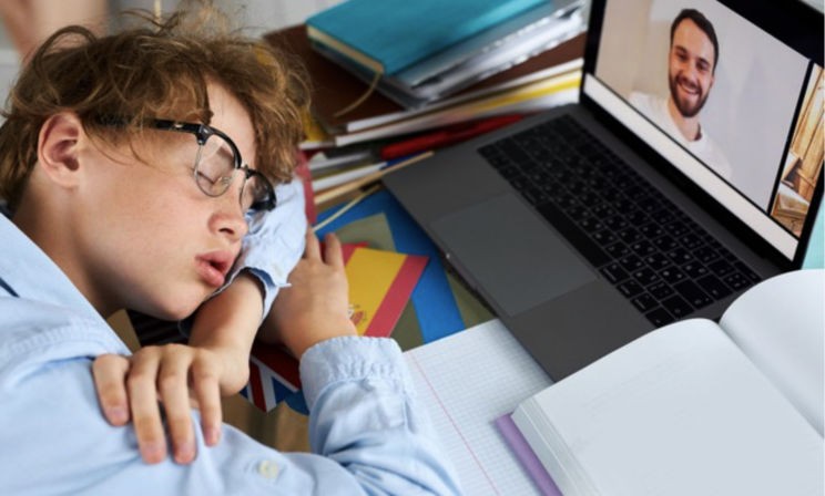 Учитель — «говорящая голова» на экране, а дети устали. Директор школы Ефим Рачевский — о проблемах дистанта