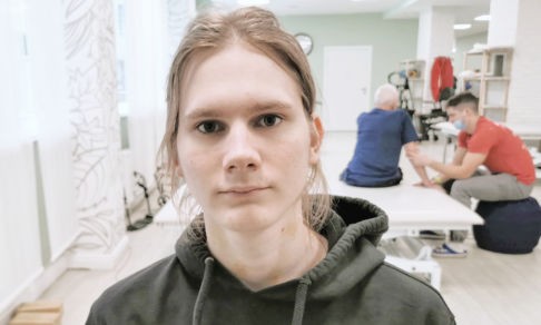 Викентий выпал из окна, и его парализовало. Чтобы встать на ноги, юноше нужна реабилитация