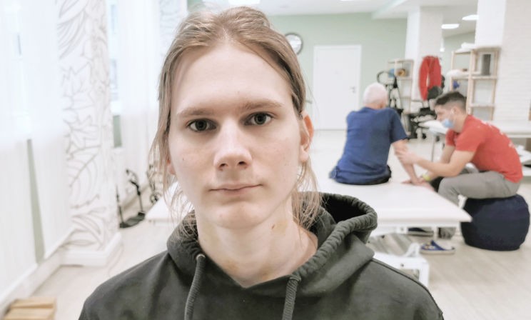 Викентий выпал из окна, и его парализовало. Чтобы встать на ноги, юноше нужна реабилитация