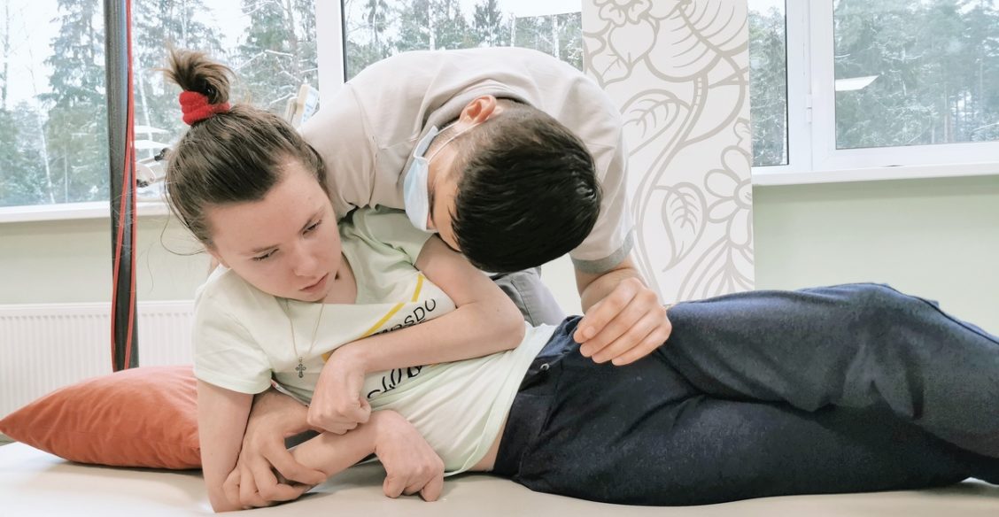 Полина попала под поезд. Чтобы снова ходить и говорить, девушке нужна реабилитация