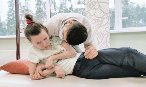 Полина попала под поезд. Чтобы снова ходить и говорить, девушке нужна реабилитация