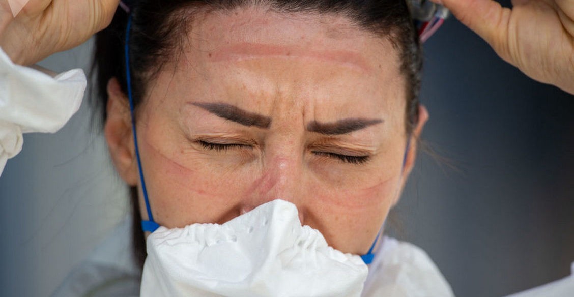 «У всех на лице эти красные полосы — вмятины от респираторов». Волонтер из «Коммунарки» — о «красной зоне»