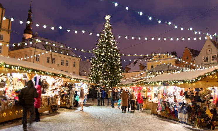 Елки, огни и гигантский Щелкунчик. Как города по всему миру украшают к Рождеству