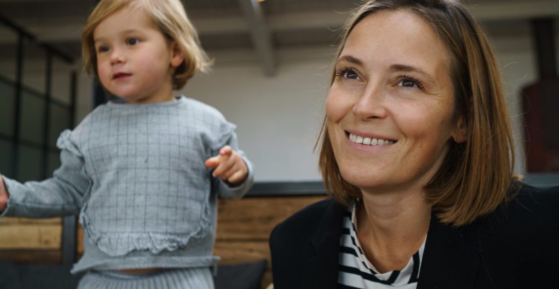 «Дети не дают маме поесть, побыть одной и тянут ее за волосы». Анна Данилова и Наталья Ремиш — о границах в семье