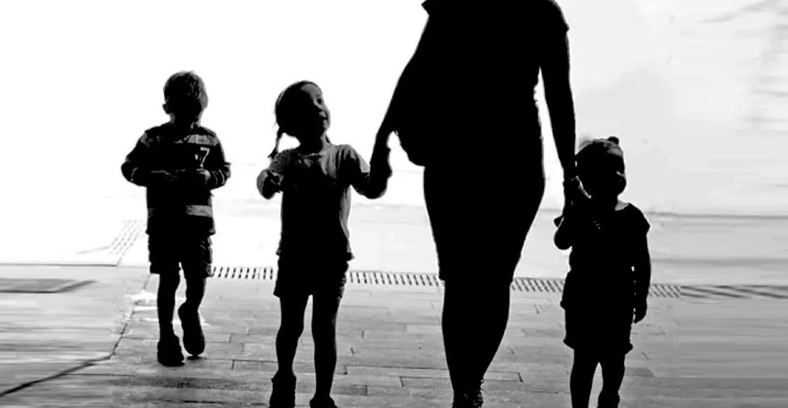 «Про ВИЧ мы знали, страха не было». Как родители усыновили шестерых детей из одного детдома