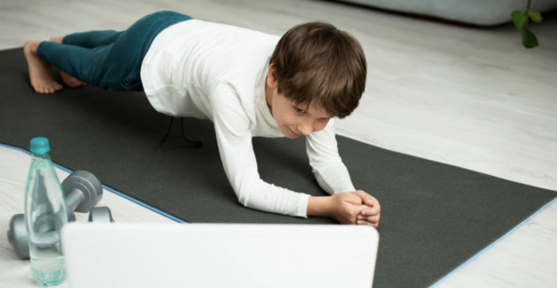 «Фитнес-монополия», зарядка с родителями и снеговик вместо урока. Как преподают физкультуру на дистанте