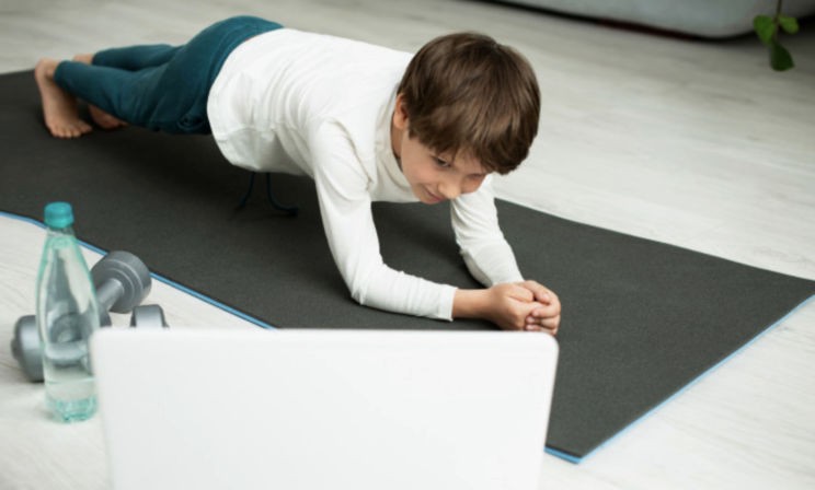 «Фитнес-монополия», зарядка с родителями и снеговик вместо урока. Как преподают физкультуру на дистанте