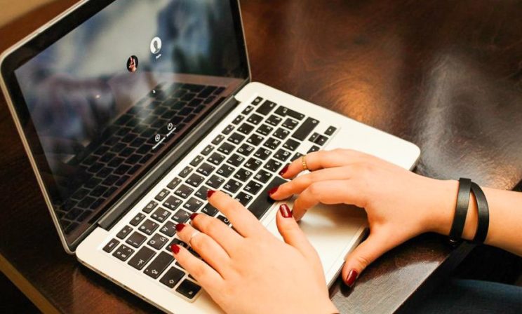 Треш-стримы в России. Один унижает и бьет, другой терпит, зрители — переводят деньги