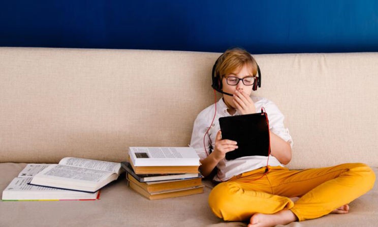 Дети так устали от домашних заданий, что хотят только есть и спать. Почему такая учеба неэффективна