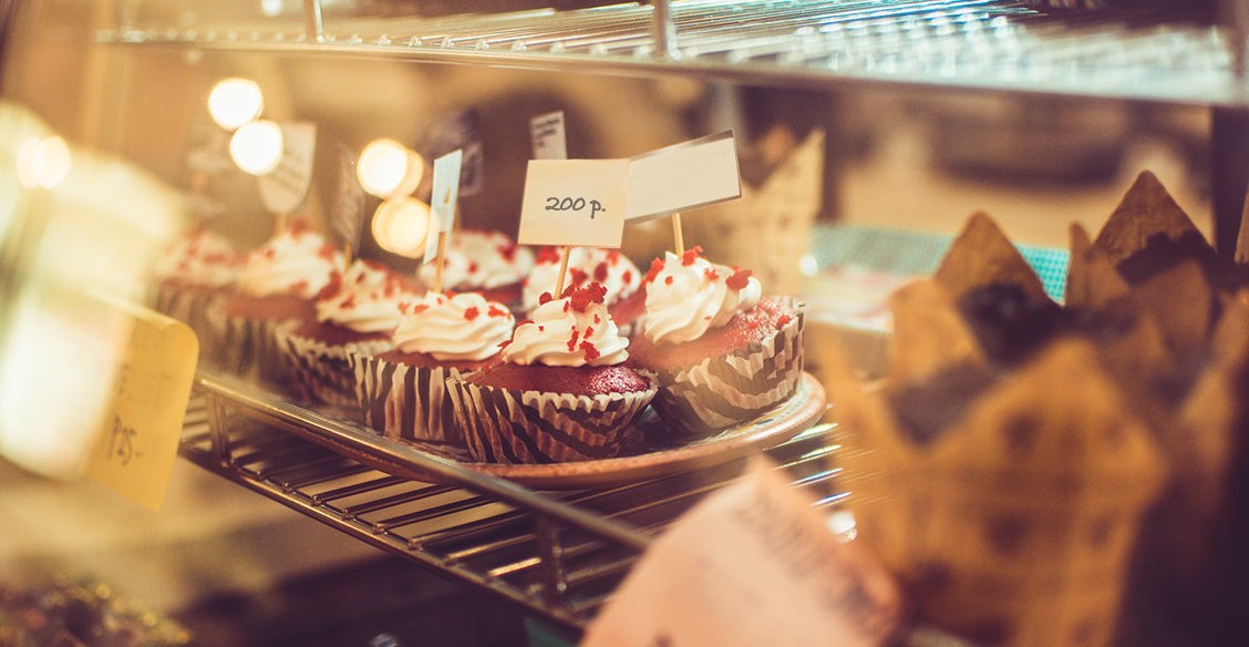 Бабушка спросила:  «Вот это, с кремом — сколько стоит?» Услышала ответ, вздохнула и ушла