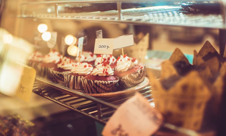 Бабушка спросила:  «Вот это, с кремом — сколько стоит?» Услышала ответ, вздохнула и ушла