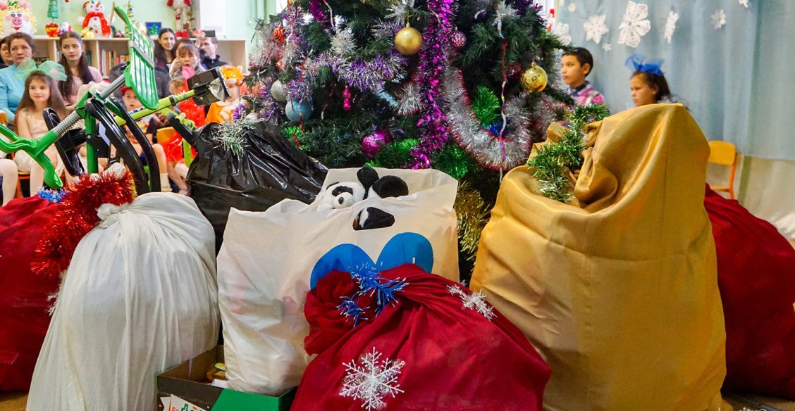 Почему ехать с подарками в детдом — плохая идея?
