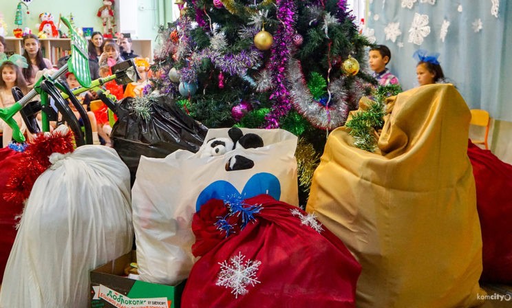 Почему ехать с подарками в детдом — плохая идея?