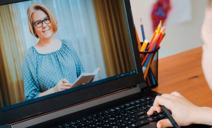 «Я говорю, а в ответ — черные экраны и тишина». Учителя — о выключенных камерах на онлайн-уроках