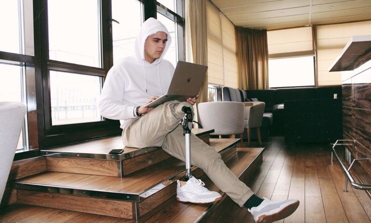 «Мне ампутировали ногу и я начал записывать ролики». Как люди с инвалидностью борются с предрассудками в TikTok