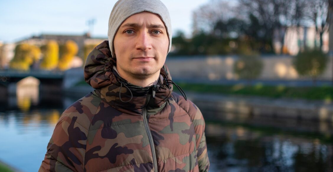 «Инсульт в 23 года — это жестко!» Как Сергей Калугин из Петербурга учится жить заново