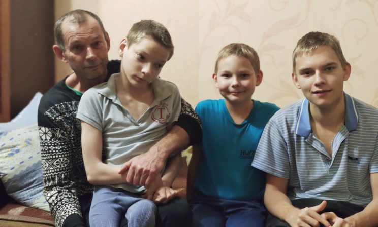 Мужики. Как живут многодетный вдовец и его сыновья с ДЦП