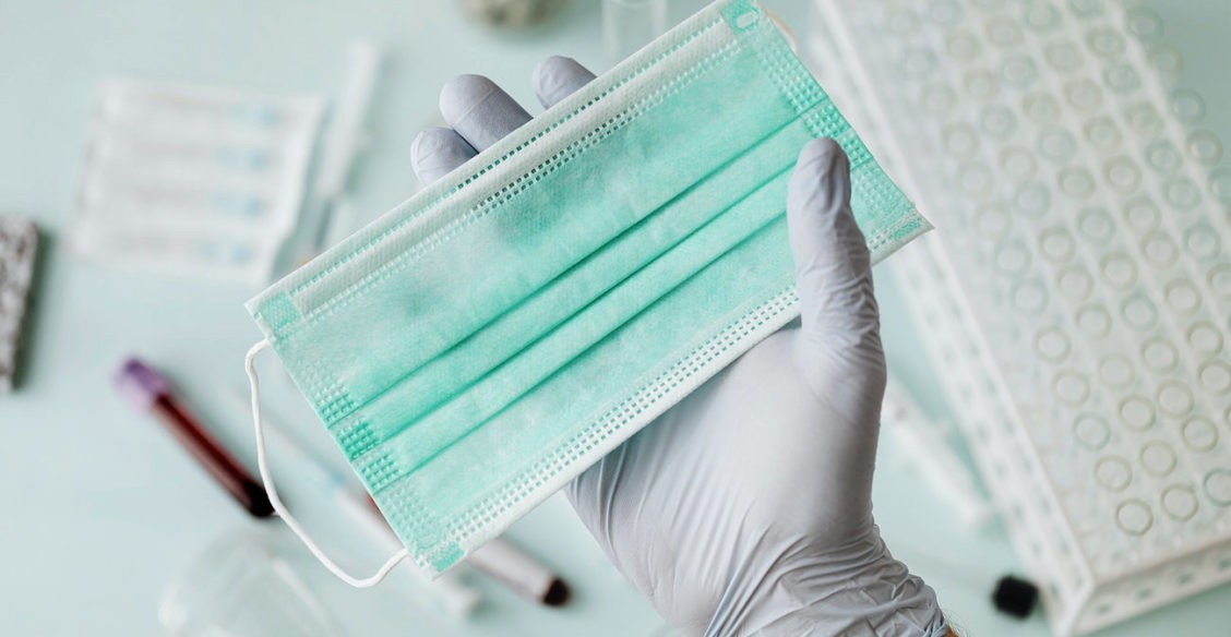 «Не пропускают кислород и засоряют легкие». Разбираем 10 фейков о масках с врачом