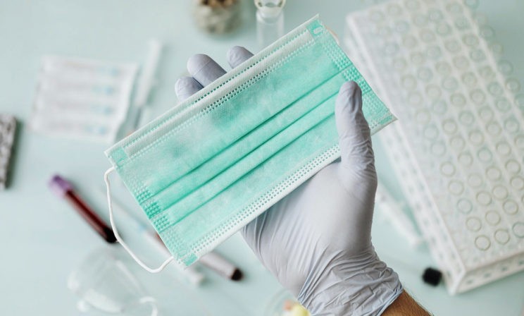 «Не пропускают кислород и засоряют легкие». Разбираем 10 фейков о масках с врачом