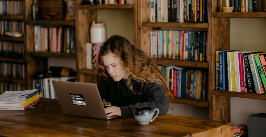 «Освободили от школы — ребенок сразу начал учиться?» Что такое заочное обучение и всем ли оно подходит