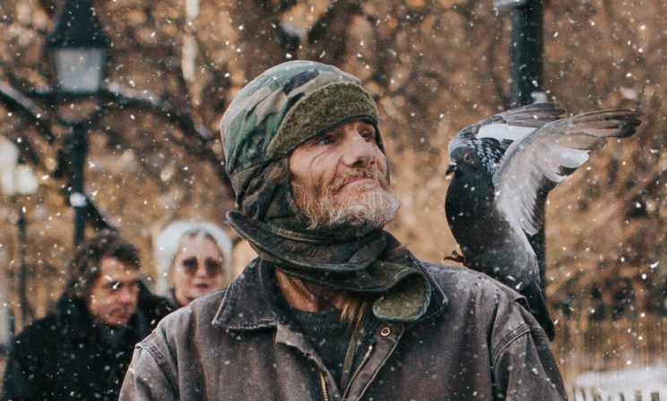 «Пусть люди любят друг друга — сейчас ведь так тяжело». О чем мечтают бездомные в Новый год