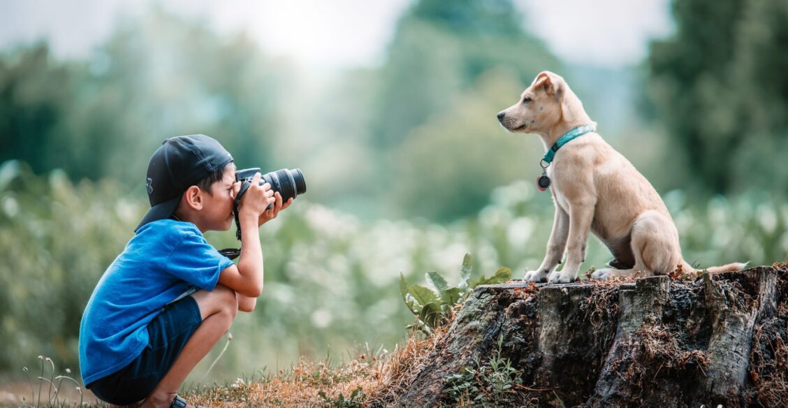 У этой няни четыре лапы и хвост! 15 фото детей с их собаками