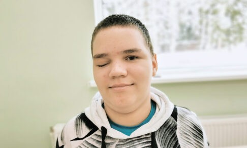 «Ваш сын умрет, зачем вы его привезли?» Но Максим выжил после аварии, и ему нужна помощь