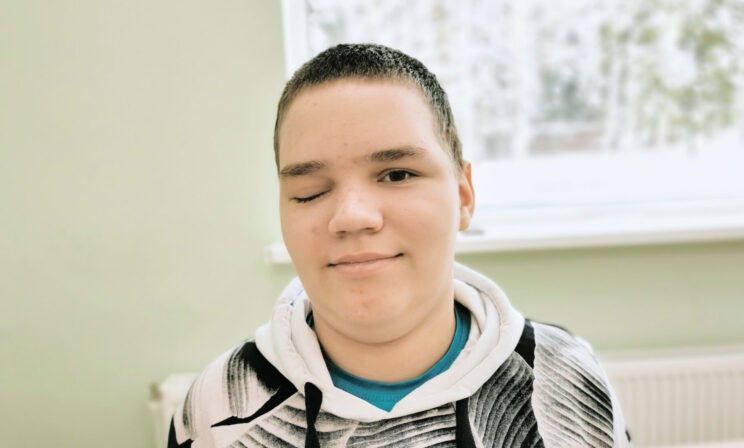 «Ваш сын умрет, зачем вы его привезли?» Но Максим выжил после аварии, и ему нужна помощь