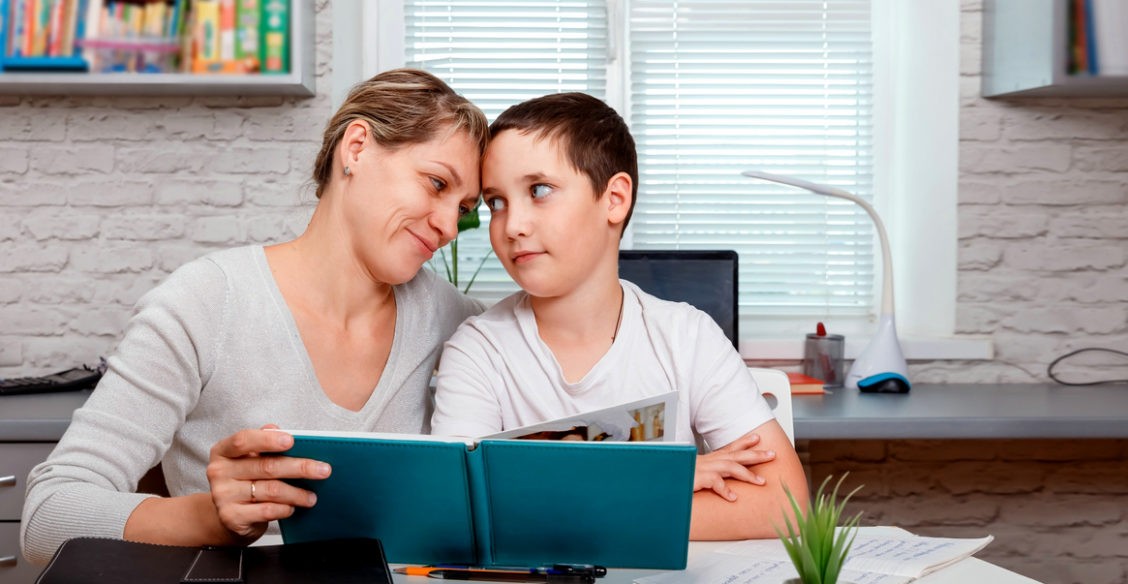 «Чтобы дети хорошо учились, их надо чаще обнимать». Психолог — о том, чему родителей научил дистант