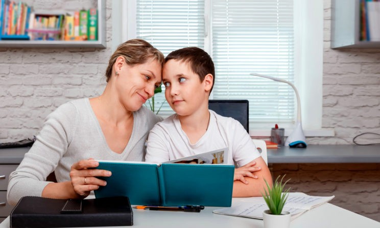 «Чтобы дети хорошо учились, их надо чаще обнимать». Психолог — о том, чему родителей научил дистант