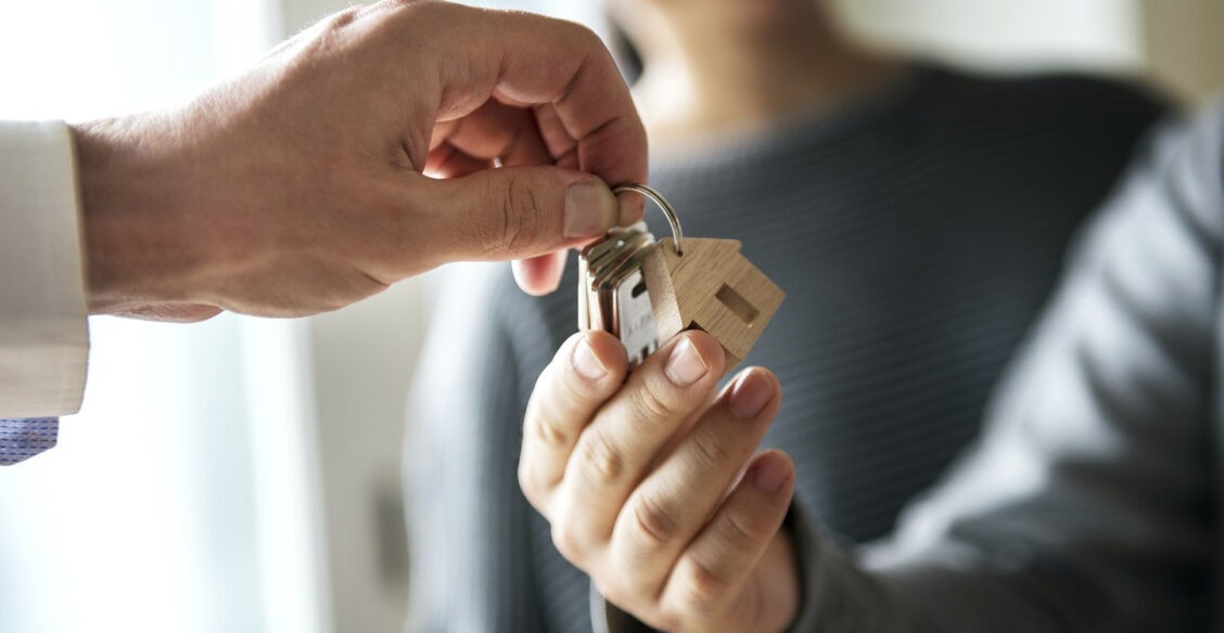 Своей квартиры нет, снимать дорого. Как получить жилье по договору социального найма?